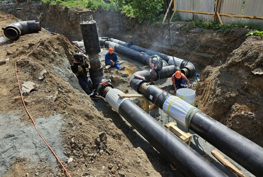 В Первоуральске завершают монтаж трубопроводов на улице Строителей | В уральском городе модернизируют трубопроводы