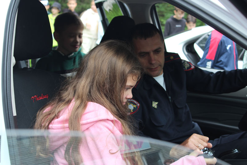 В Первоуральске 480 детей приняли участие во встрече с полицией: профилактика правонарушений и интернет-безопасность | В Первоуральске дети познакомились с работой полиции и узнали, как безопасно пользоваться интернетом