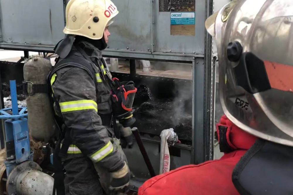 В Свердловской области из-за системы охлаждения вентиляции начался пожар в торговом центре | В Екатеринбурге огонь охватил крышу крупного торгового центра