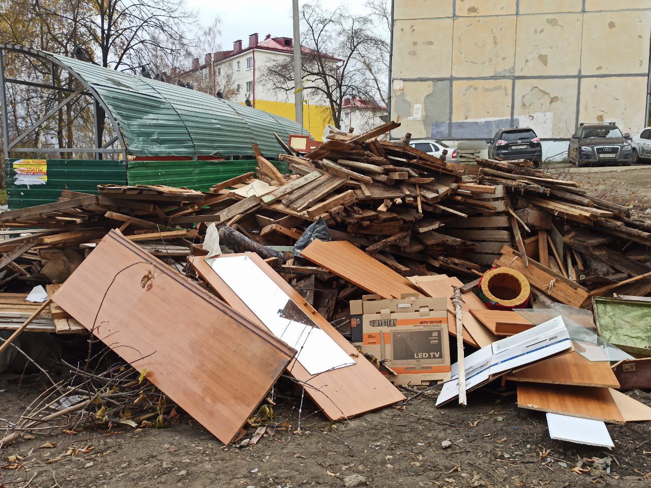 В Первоуральске возле контейнерной площадки образовалась свалка В Первоуральске возле контейнерной площадки образовалась свалка