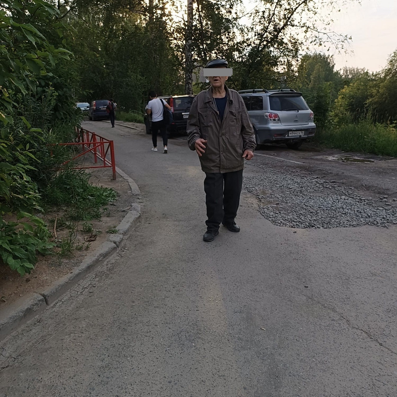 Первоуральцы помогли потерявшемуся пожилому мужчине 