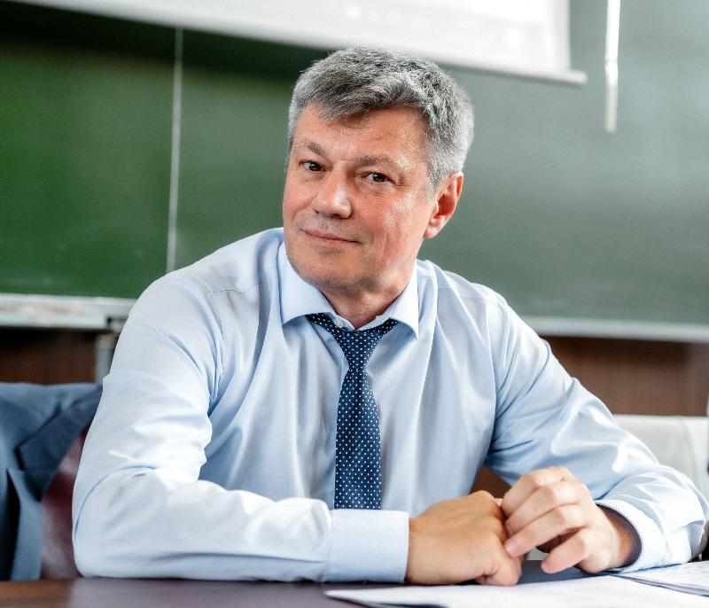 Сократить рабочий день до 4 часов: Глава свердловской Федерации профсоюзов выступил с необычной инициативой | Глава профсоюзов Свердловской области предложил сократить рабочий день до 4 часов