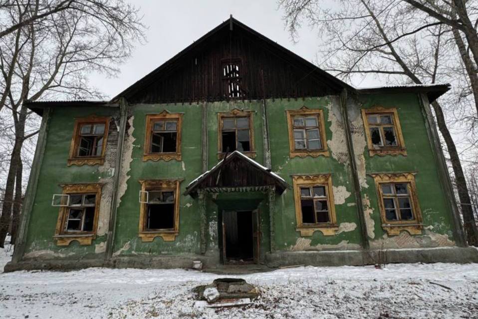 Жители Первоуральска пожаловались на опасный заброшенный дом на улице Энгельса | На Урале затягивают снос опасного заброшенного дома
