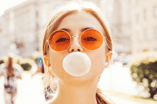 Стоматолог рассказал о пользе жвачки без сахара | Врач рассказал о влиянии жвачки на зубы