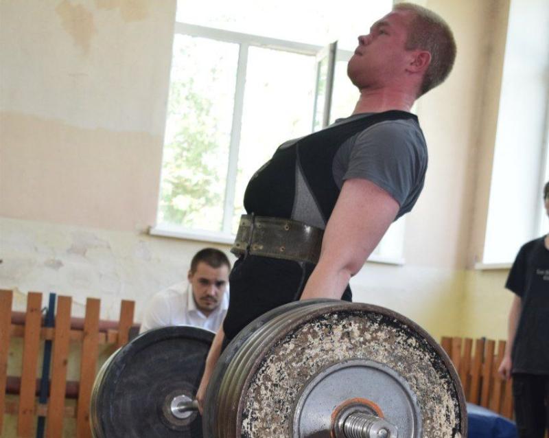 Школьник из Первоуральска поднял 465 кг: он установил рекорд на турнире по пауэрлифтингу | Спортсмен из Первоуральска выполнил норматив КМС по пауэрлифтингу