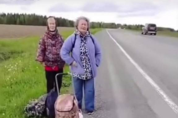 Жители деревни Каменка ждут автобуса на трассе Первоуральск–Шаля в опасности: остановка там не оборудована | На Урале жители деревни находятся в опасности, ожидая автобус прямо на трассе