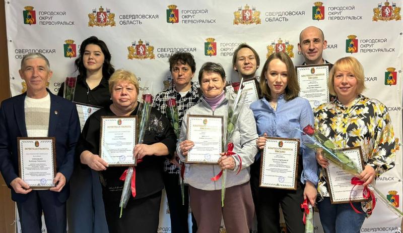 Первоуральских волонтеров наградили Почетными знаками | В Первоуральске наградили активистов почетными грамотами