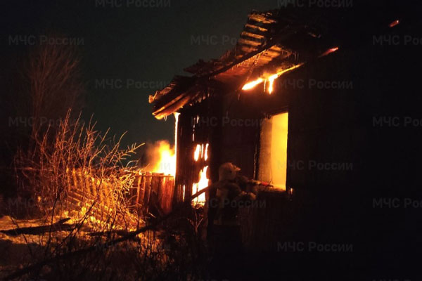 В поселке под Первоуральском в крупном пожаре сгорел частный жилой дом В поселке под Первоуральском в крупном пожаре сгорел частный жилой дом
