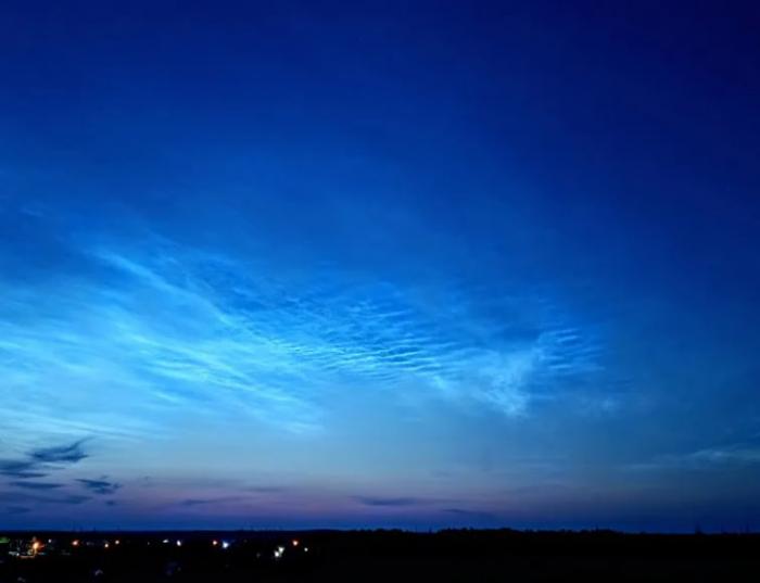 Серебристые облака в небе Урала: первоуральцы заметили редкое атмосферное явление | Жители Свердловской области заметили в небе серебристые облака  