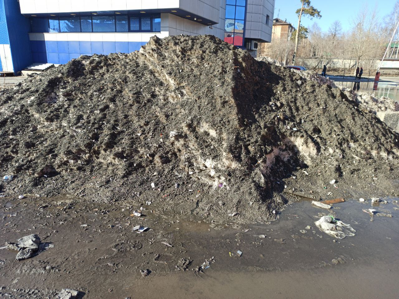 В Первоуральске произошёл потоп из-за «забытой» кучи снега