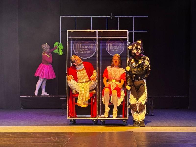 Юным первоуральцам вручили сладкие подарки на спектакле «Бременские музыканты» | В первоуральском театре «Вариант» юным зрителям вручили сладкие подарки