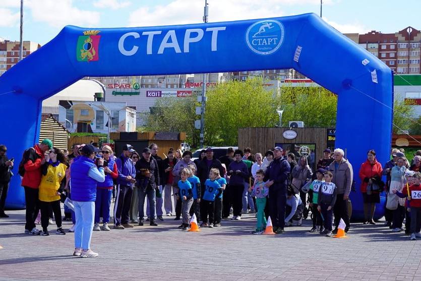 В Первоуральске легкоатлетическая эстафета объединила почти 500 участников  | На Урале в легкоатлетической эстафете приняли участие почти 500 человек