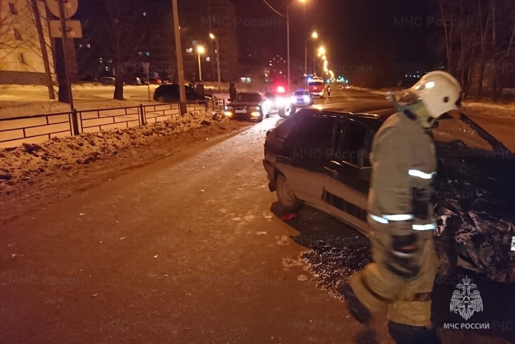 В Первоуральске участникам ДТП потребовалась помощь спасателей В Первоуральске участникам ДТП потребовалась помощь спасателей