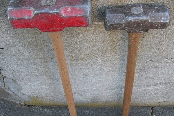 Скандал в университете: студентка с кувалдой напала на однокурсницу из-за парня