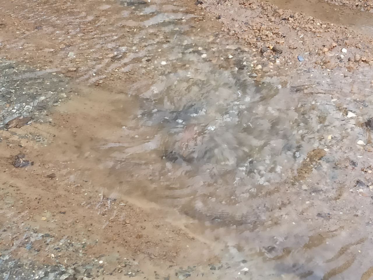 Жителям Первоуральска объяснили, почему прорвало трубу с холодной водой 