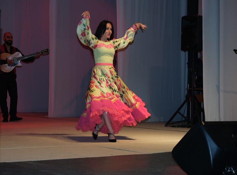 В Первоуральске прошел фестиваль цыганской культуры | На сцене первоуральского театра прошел фестиваль «Рома Урала»