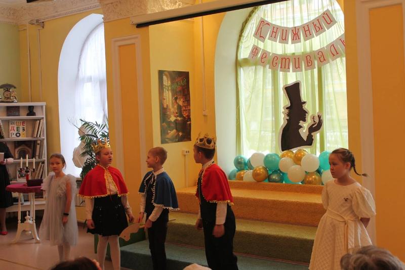 Юные первоуральцы подготовили спектакли к 220-летию Ханса Кристиана Андерсена | В Первоуральске началась Неделя детской книги 