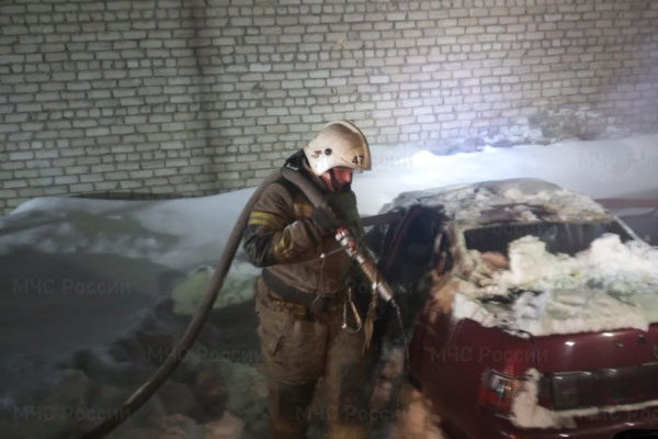 Накануне вечером в поселке под Первоуральском сгорела легковушка Накануне вечером в поселке под Первоуральском сгорела легковушка