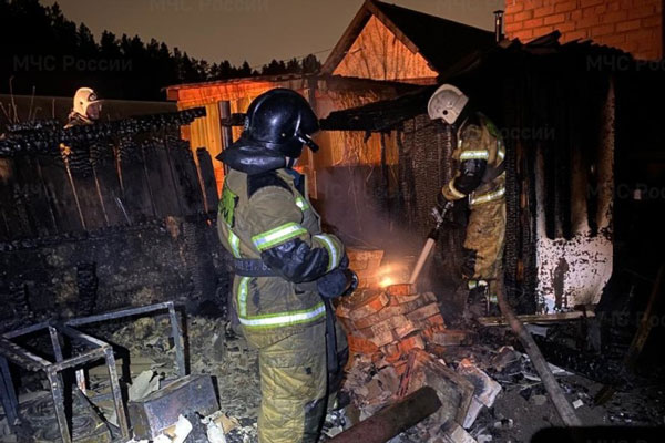 Ночью в Первоуральске сгорела баня Ночью в Первоуральске сгорела баня