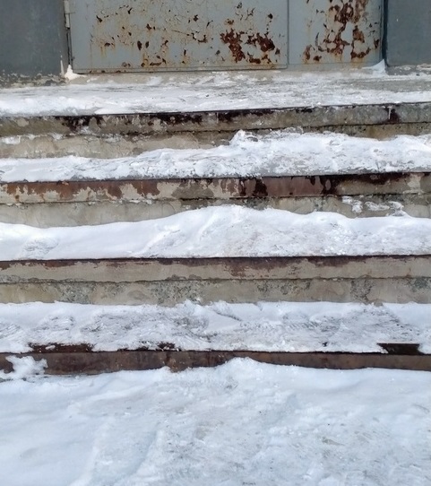 Первоуральцы пожаловались на скользкие ступеньки у подъездов Первоуральцы пожаловались на скользкие ступеньки у подъездов