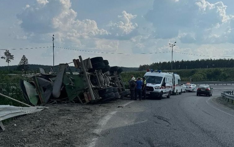 Водителя зажало в кабине после опрокидывания грузовика: авария произошла на 57 километре ЕКАД | На 57 километре ЕКАД произошло ДТП с грузовиком 