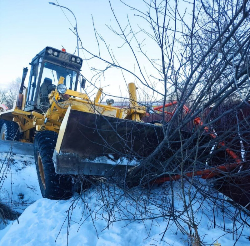В Свердловской области автогрейдер попал в ДТП | На Урале водитель грейдера потерял управление и въехал в забор