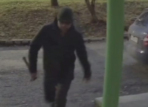 Житель Первоуральска кричит на домофоны и разбивает их молотком | В Первоуральске вандал разбивает молотком домофоны