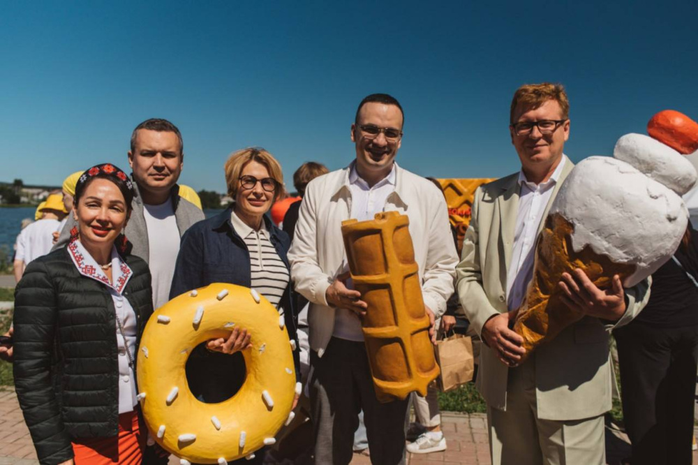 Как Первоуральск отметил День города и фестиваль трубочек: на мероприятия пришли тысячи горожан | На фестивале трубочек в Первоуральске был гигантский Царь-самовар объемом в 415 литров