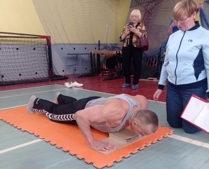 Врачи первоуральской детской больницы выступили на спортивном фестивале ГТО | Первоуральские врачи приняли участие на ежегодном фестивале ГТО