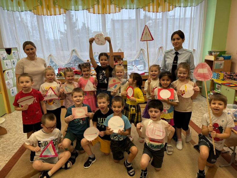 Первоуральские сотрудники ГАИ рассказали дошкольникам о правилах поведения на горках | В Первоуральске сотрудники ГАИ посетили детские сады в рамках рейдового мероприятия