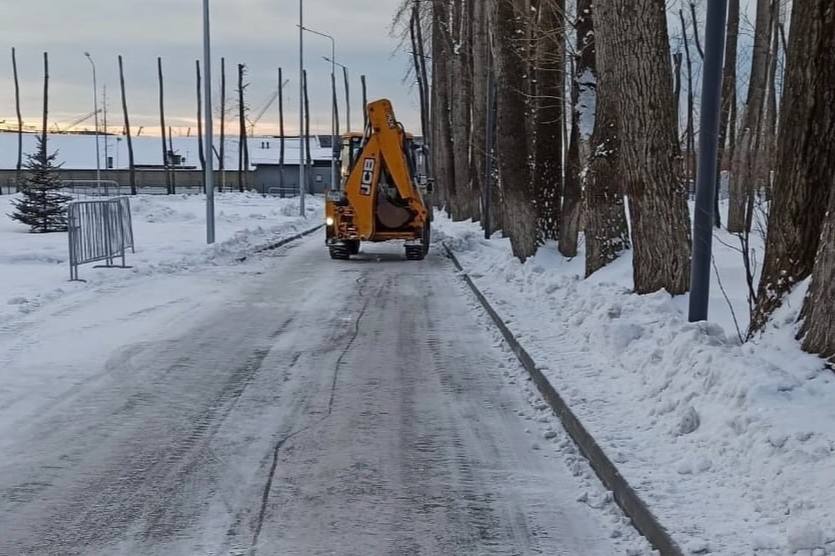 В Первоуральске продолжают круглосуточно очищать территории от снега | На Урале подрядные организации очищают дороги от снега В Первоуральске продолжают круглосуточно очищать территории от снега | На Урале подрядные организации очищают дороги от снега