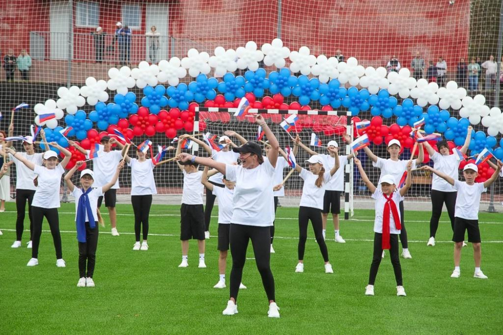 В Свердловской области открыли новый спортивный комплекс | Возле новоуткинской школы открылся спорткомплекс