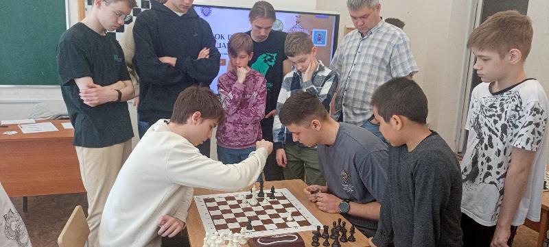 Школьники Первоуральска сразились за звание шахматных чемпионов: в городе прошел турнир | В Первоуральске прошел Кубок по шахматам среди школьников