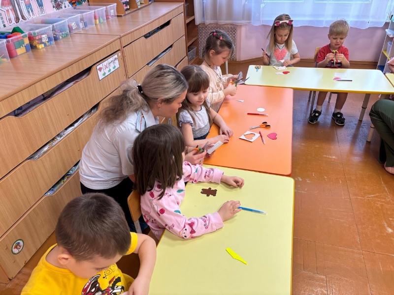 Сотрудники ГАИ Первоуральска провели мастер-класс в детском саду | Воспитанники первоуральского детского сада смастерили световозвращающие элементы