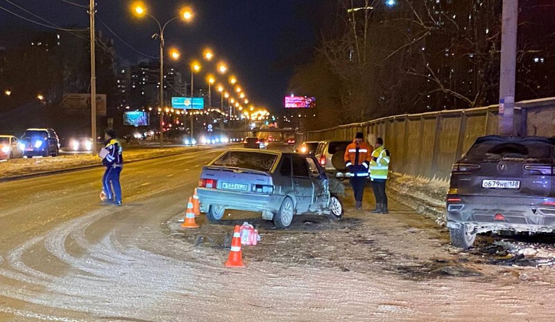 Свердловский водитель проигнорировал знак и устроил ДТП | В Екатеринбурге четыре человека пострадали в ДТП Свердловский водитель проигнорировал знак и устроил ДТП | В Екатеринбурге четыре человека пострадали в ДТП