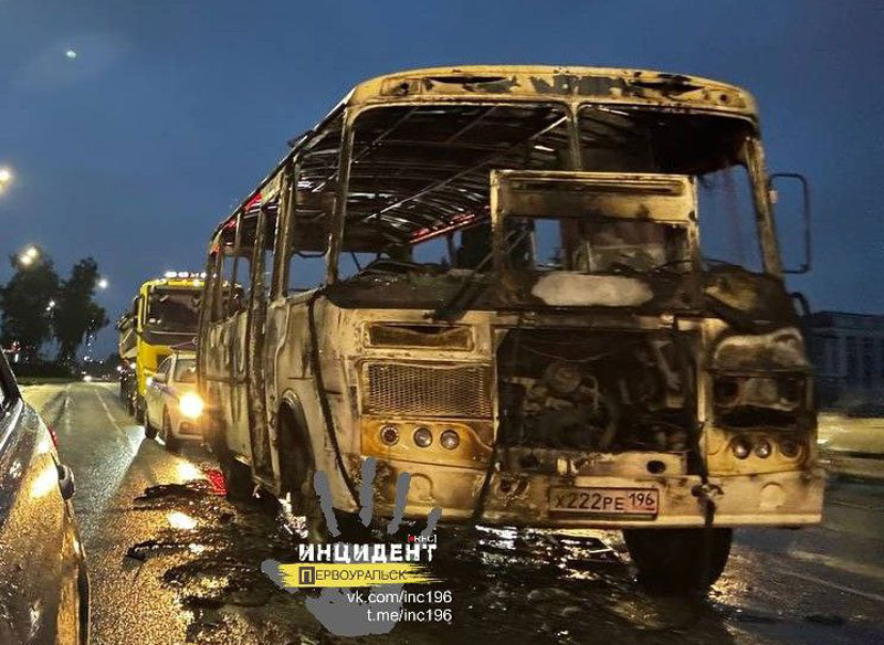 Пожар в Первоуральске: автобус сгорел на перекрёстке Урицкого и Ленина | В Первоуральске пассажирский автобус полностью сгорел — пострадавших нет Пожар в Первоуральске: автобус сгорел на перекрёстке Урицкого и Ленина | В Первоуральске пассажирский автобус полностью сгорел — пострадавших нет