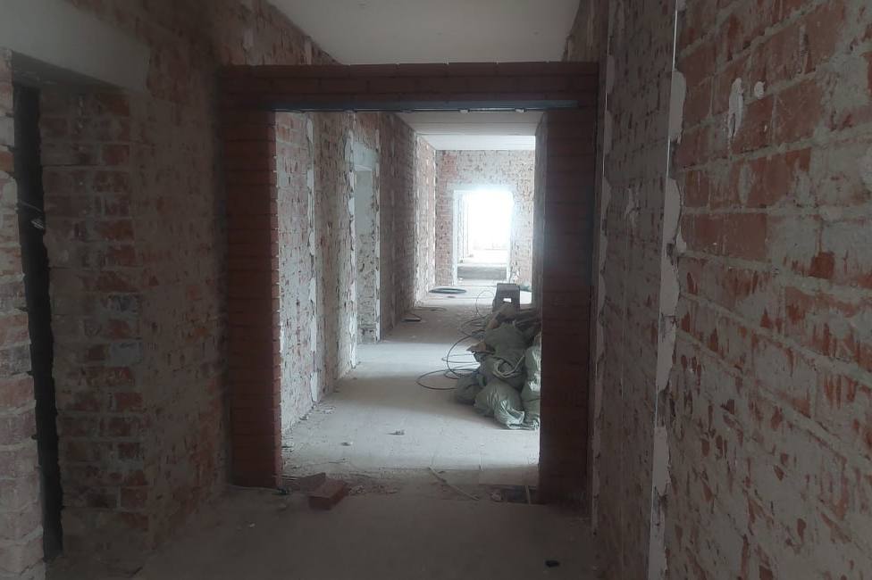 В Первоуральске ремонт поликлиники на Динасе идет по графику: на эти цели выделили около 150 миллионов рублей | На Урале рабочие трудятся без выходных, чтобы закончить ремонт поликлиники