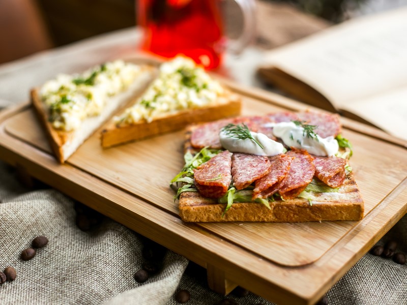 Врач рассказала к чему приводит увлечение бутербродами | Врач Кашух рассказала о вреде «бутербродного» питания