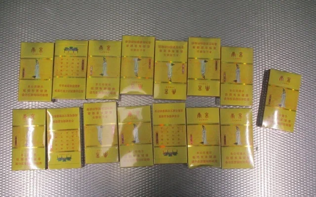 Житель КНР пытался провести 20 блоков сигарет в Россию | Свердловские таможенники задержали китайского пассажира с 20 блоками сигарет