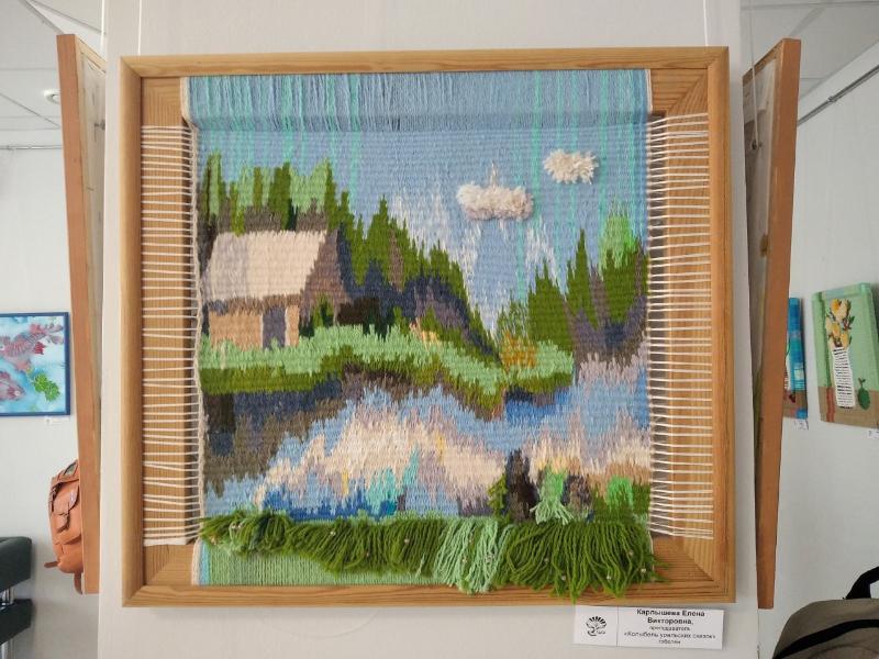 В Первоуральске открылась выставка гобеленов в рамках проекта «Краски малой родины» | В Первоуральской художественной школе открылась выставка гобеленов