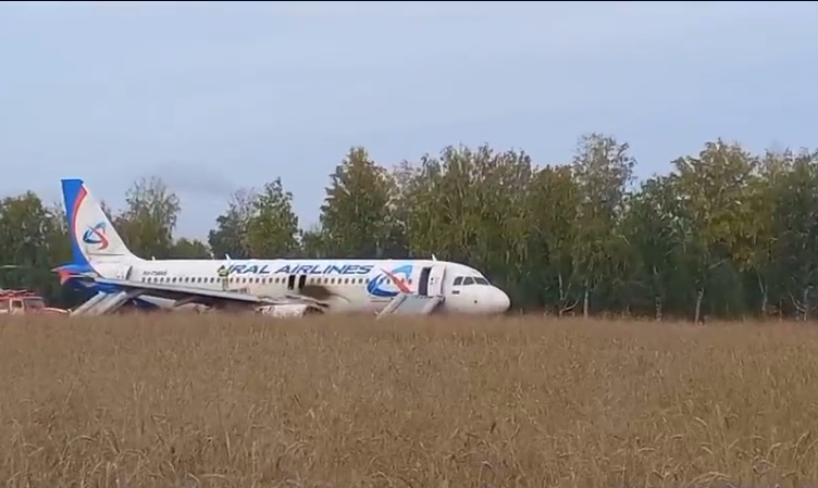 Самолёт «Уральских авиалиний» сел в поле под Новосибирском