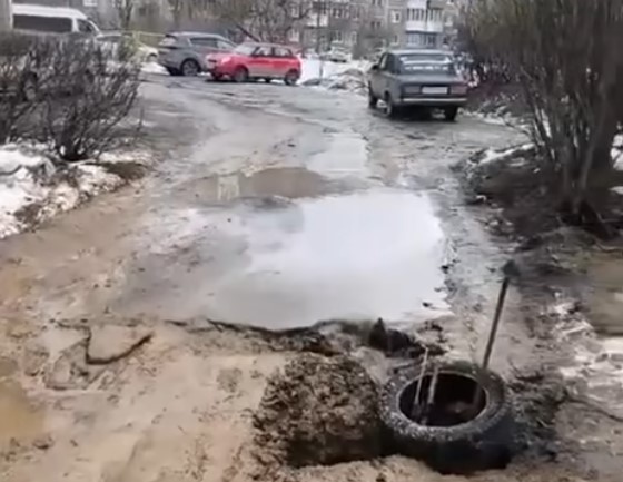 Первоуральцы пожаловались на горы мусора после ремонта дорог во дворах | Жители Первоуральска пожаловались на разбитые дороги во дворах