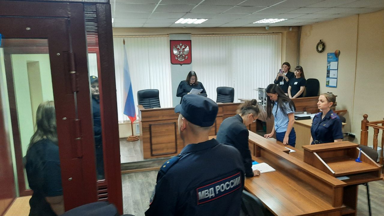 Мужу опекунши, обвиняемой в убийстве ребёнка, вернули детей 