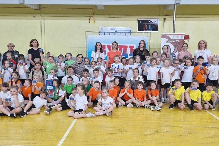 В Первоуральске воспитанники детских учреждений приняли участие в Фестивале ГТО | Юные уральцы показали свои силы во время сдачи норм ГТО