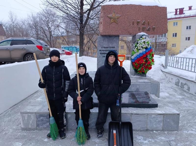 Первоуральские активисты очистили от снега 18 мемориалов героям Великой Отечественной войны | Активисты Первоуральска очистили от снега 18 мемориалов 