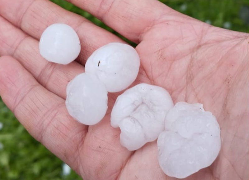 Сильная гроза в Билимбае: перепелиный град изрешетил крыши и оставил без света | Под Первоуральском крупный град и шквалистый ветер повредили дома и теплицы