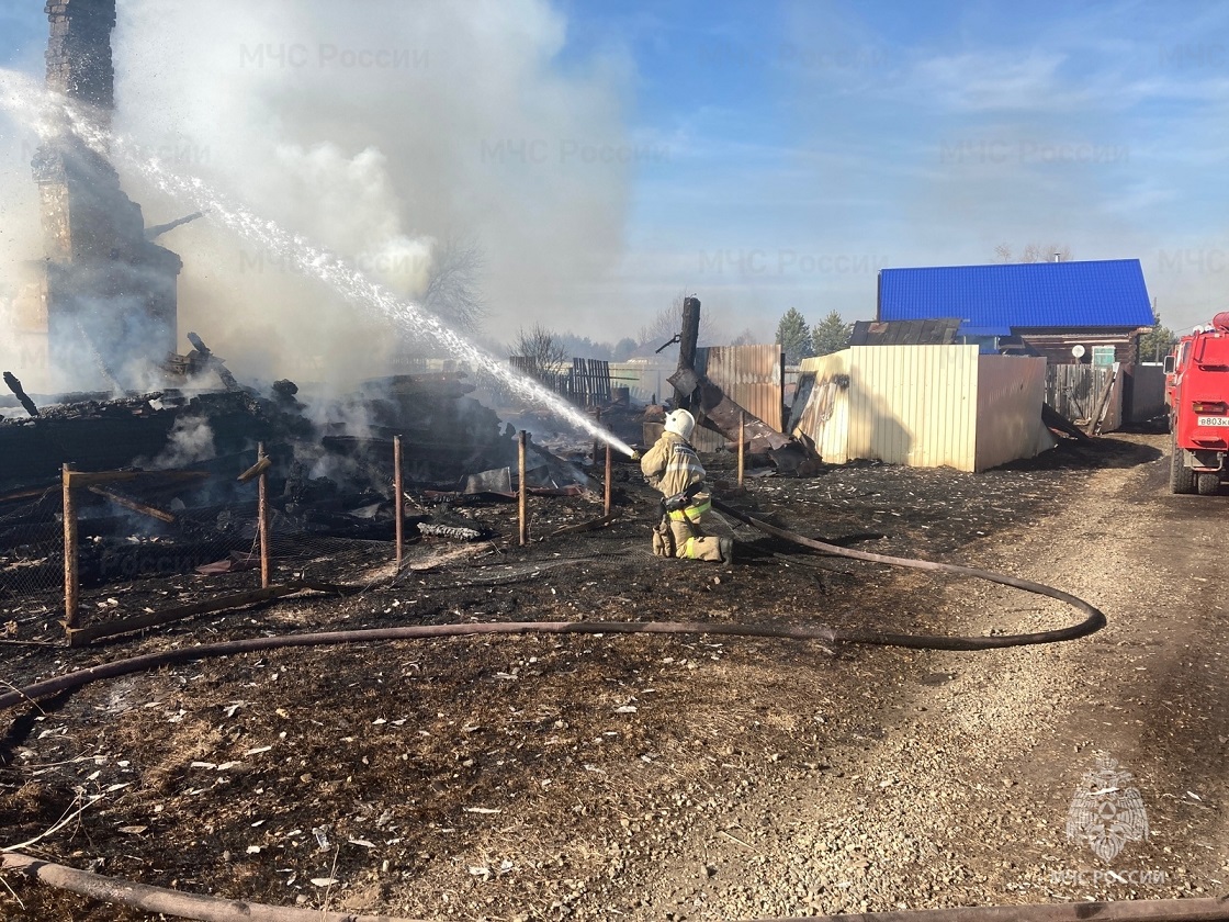 В посёлке Прогресс под Первоуральском загорелась пилорама