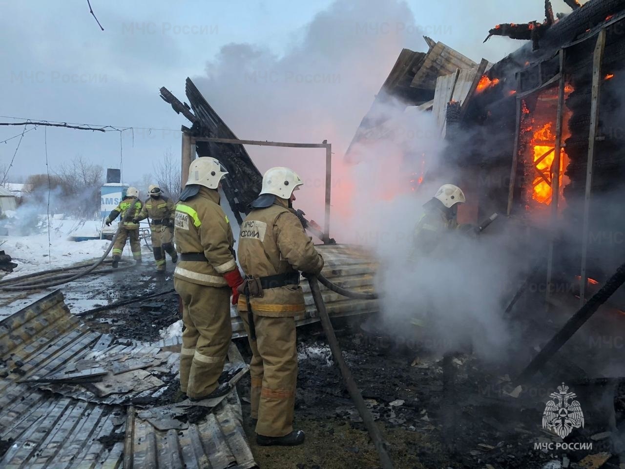 Под Первоуральском сгорели дом и надворные постройки Под Первоуральском сгорели дом и надворные постройки